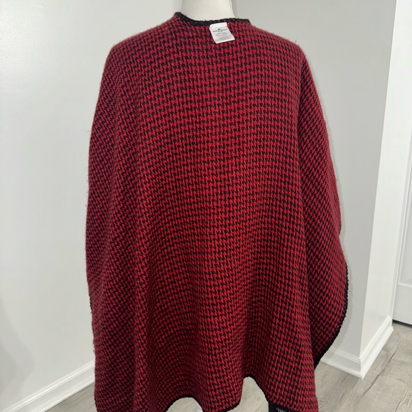 Woolrich Blanket Shawl Poncho Cape Wrap Reversible Fleece Plaid Red and Black - Picture 4 of 5